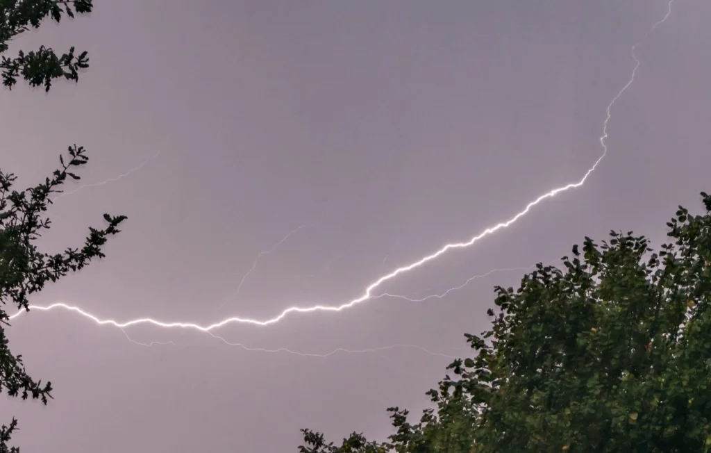 Foudre sur une plage en Italie : au moins trois blessés lors d'un orage