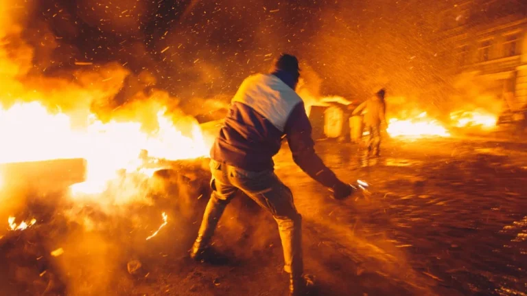 Histoire des premiers cocktails Molotov et leur impact dans les conflits