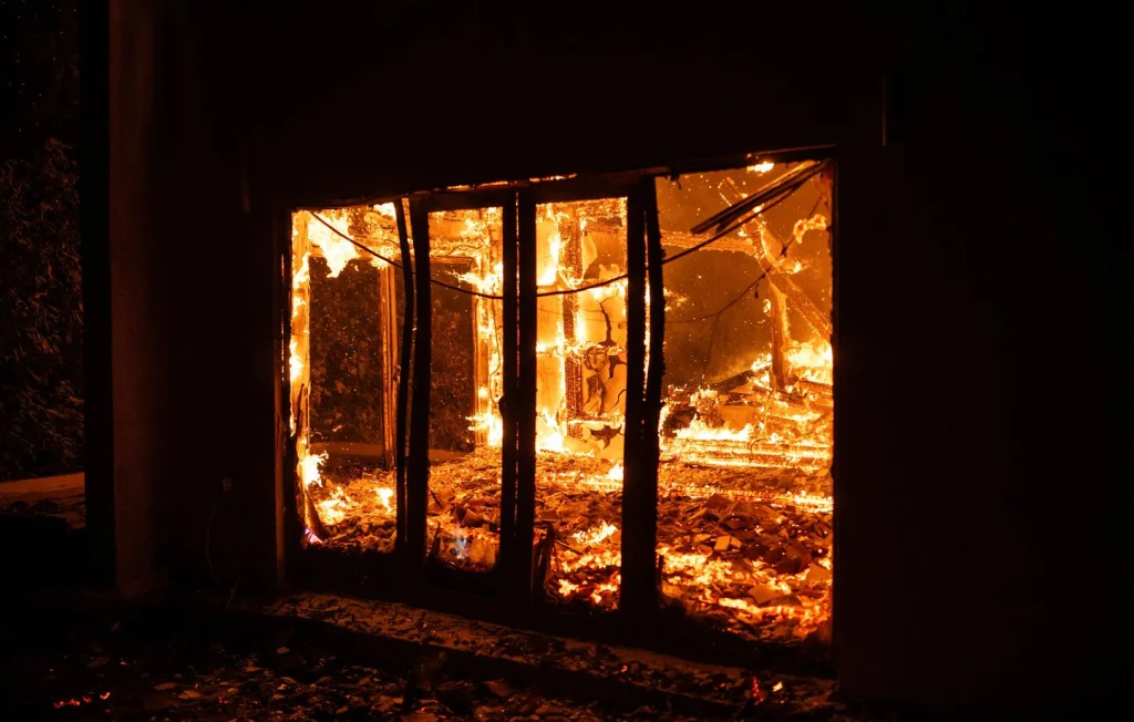 Incendie à Athènes : Un corps retrouvé dans une usine calcinée