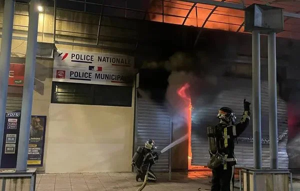 Incendie mystérieux au bureau de police de Pissevin à Nîmes : enquête en cours
