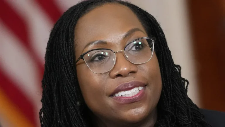 Ketanji Brown Jackson première femme noire nommée à la Cour suprême