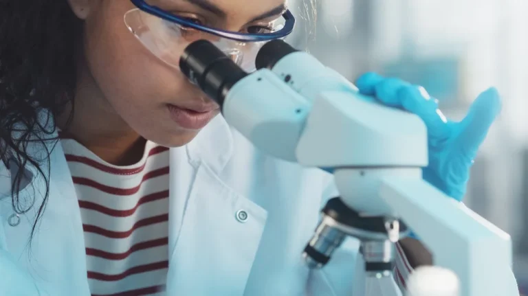 L&rsquo;histoire de l&rsquo;invention du microscope et ses controverses scientifiques