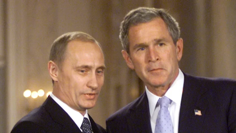 La relation complexe entre Vladimir Poutine et George W. Bush