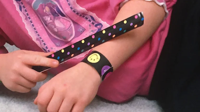 Le mystère des bracelets à claquer disparus de nos vies