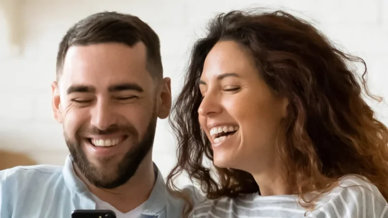 Les femmes parlent-elles vraiment plus que les hommes dans la vie quotidienne