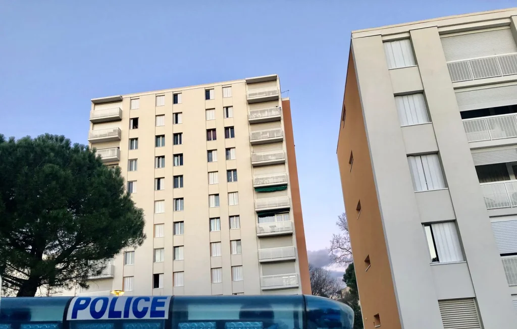 Marseille : Un jeune homme tombe du 3e étage dans une expédition punitive