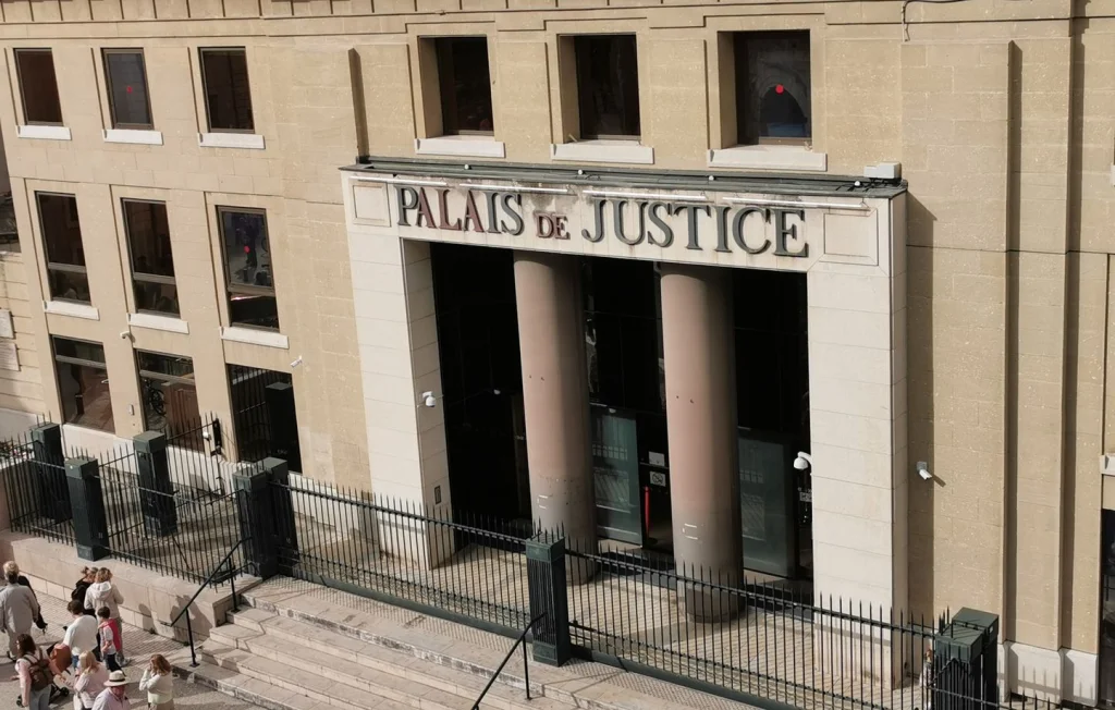 Nîmes : Un homme condamné pour l'enlèvement d'une mère et ses enfants