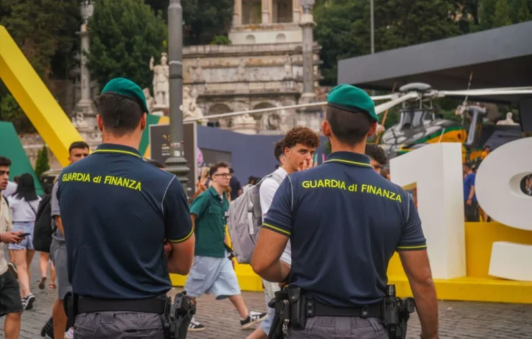 Un retraité arrêté en Italie avec 10M$ en chèques vacances volés