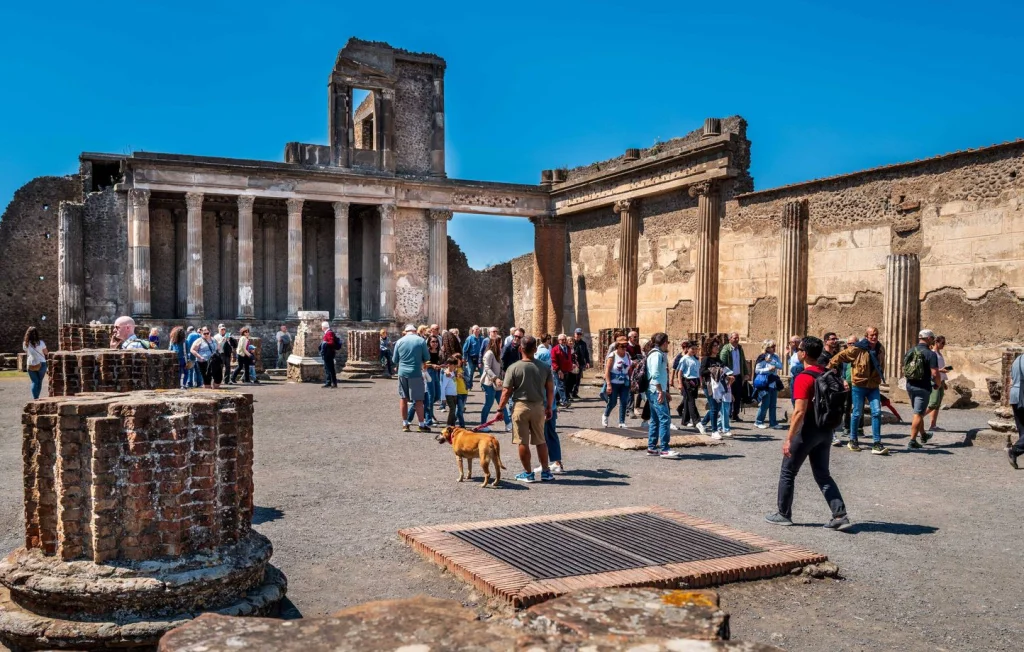 Vandalisme à Pompéi : un touriste grave ses initiales sur un vestige