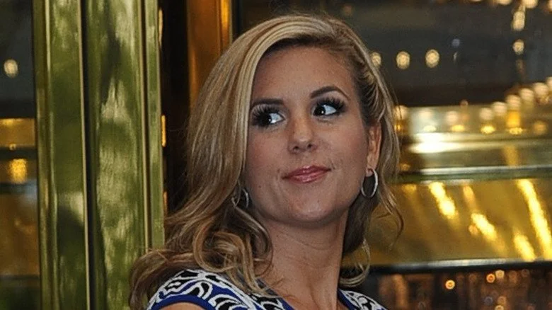 Brandi Passante en robe bleue regardant au loin