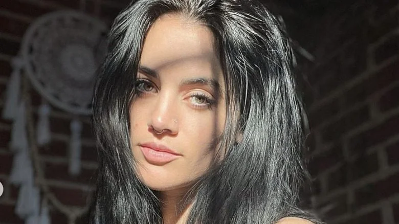 Cat Janice avec ses cheveux noirs, pouting