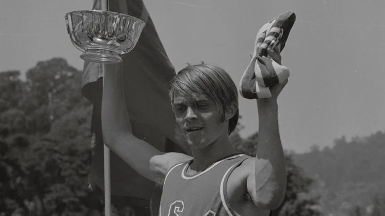 Steve Prefontaine tenant un bol et des chaussures