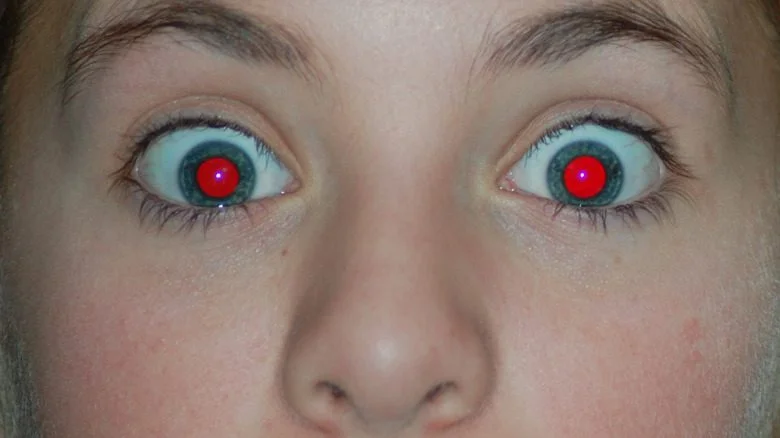 Effet yeux rouges sur une fille