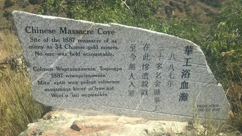 Pierre commémorative du Massacre chinois
