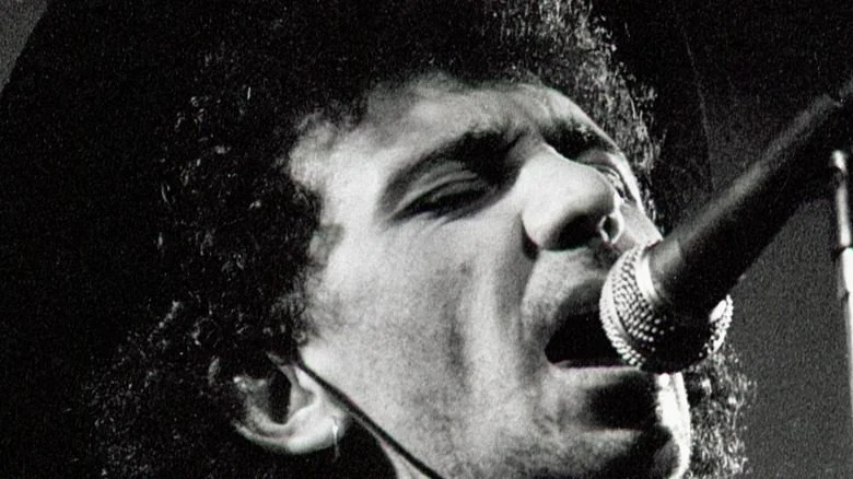 Kevin Rowland chantant de la musique