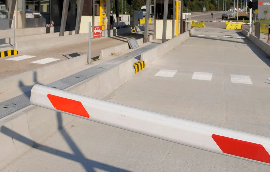 Accident mortel au péage : le suspect s'enfuit à l'étranger, retrouvée