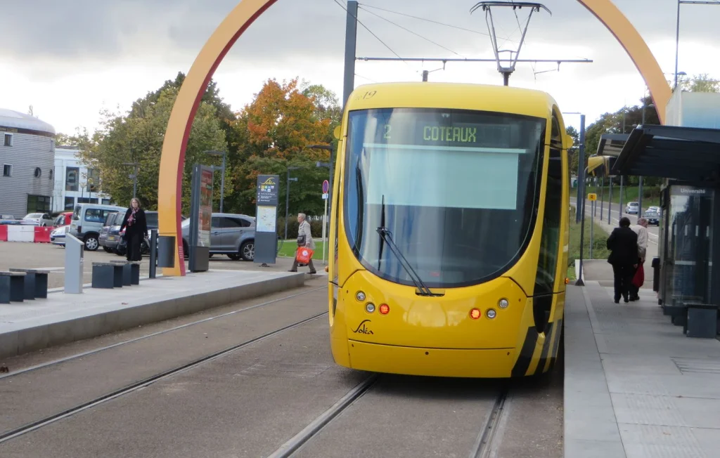 Automobiliste en fuite mortellement percuté par un tram à Mulhouse