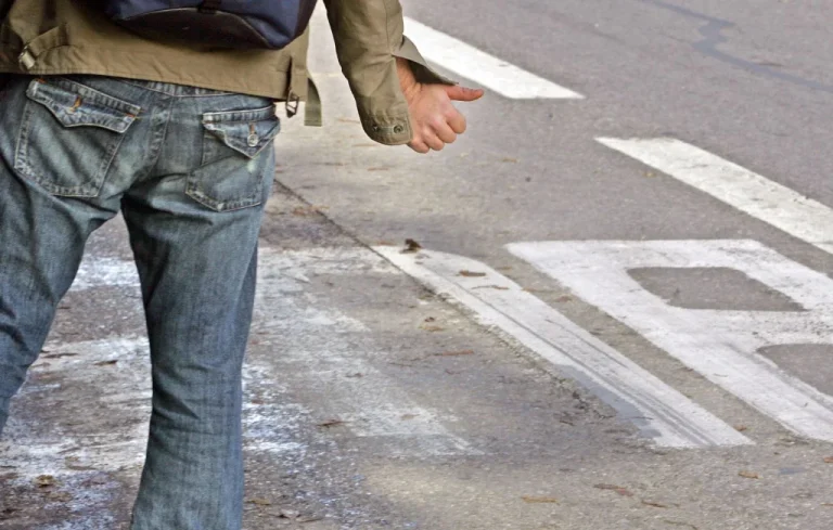 Autostoppeur agressif : Retraite d&rsquo;argent en 2022, suspect arrêté 2 ans après