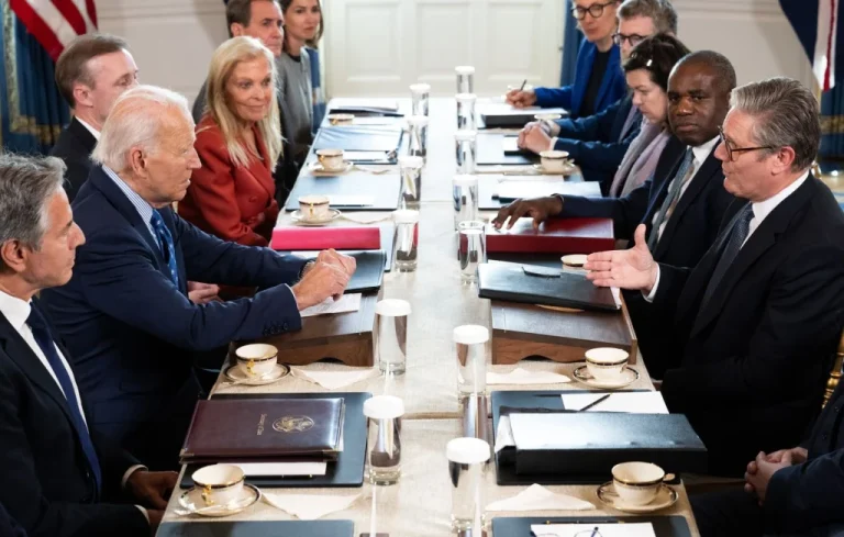 Biden et Starmer renforcent le soutien à l&rsquo;Ukraine sans annonces clés
