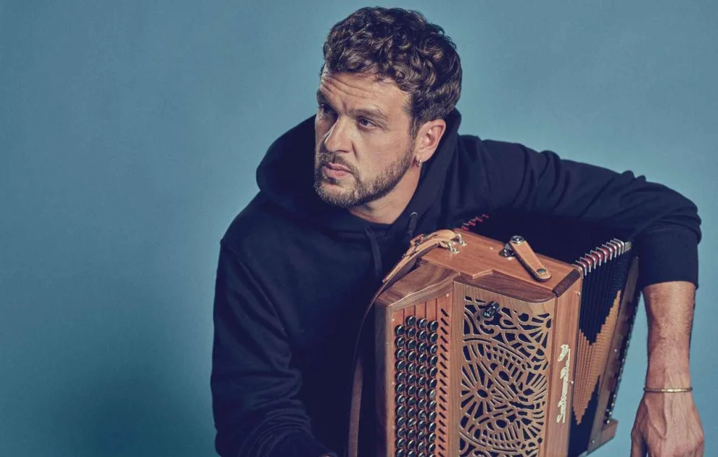 Claudio Capéo : Émotion pure et passion dans The Voice Kids sur TF1