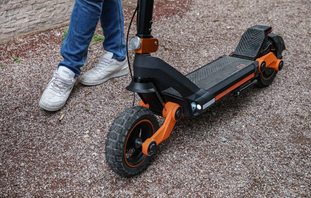 Collision à La Roche-sur-Yon : Un ado à trottinette en urgence absolue