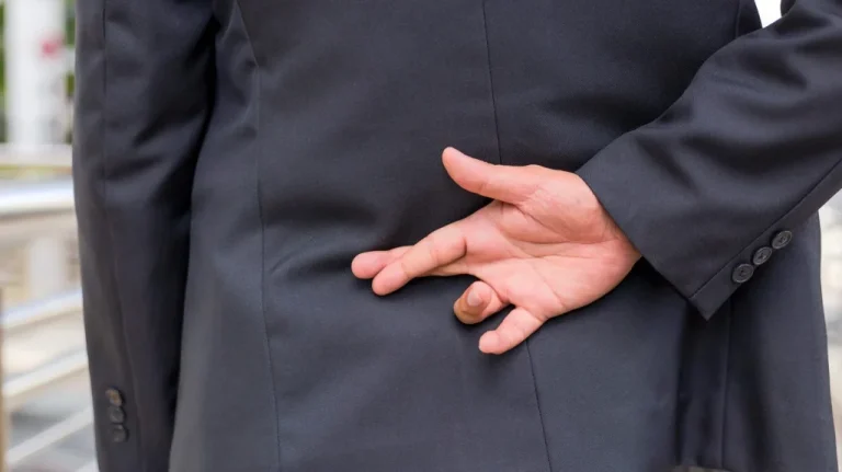 Comment les escrocs manipulent les gens avec des techniques surprenantes