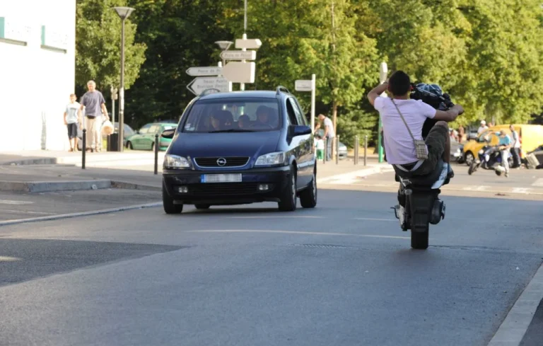 Deux retraités blessés dans un rodéo urbain : enquête en cours