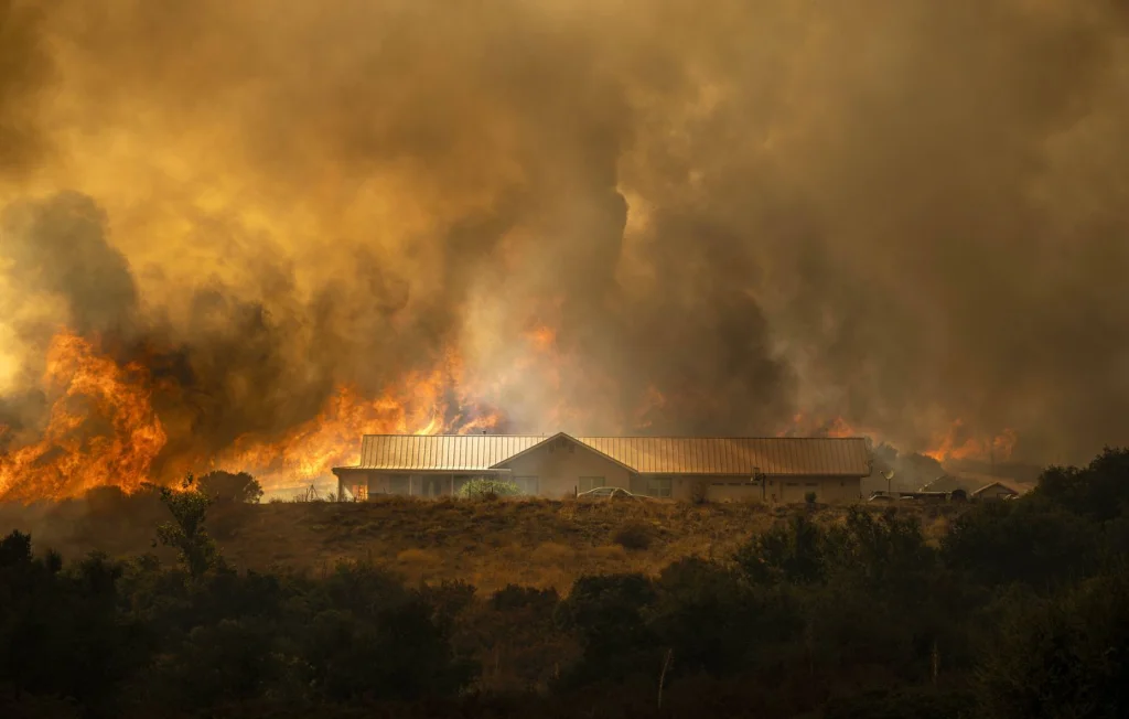 Incendie 'Airport Fire' : Des images impressionnantes en Californie