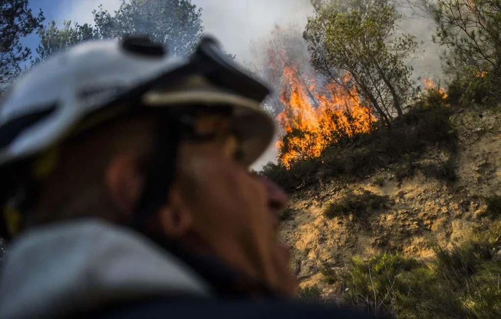 Incendies criminels dans le Vaucluse : un pompier en examen