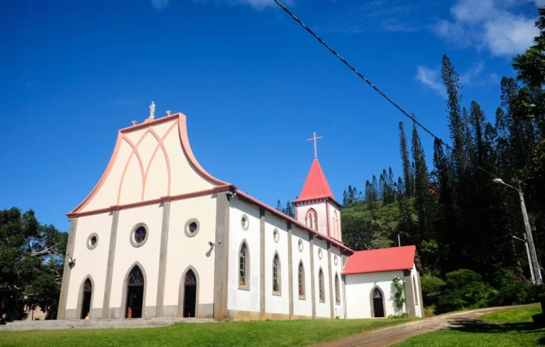 Incendies d&rsquo;églises en Nouvelle-Calédonie : une inquiétante montée des violences