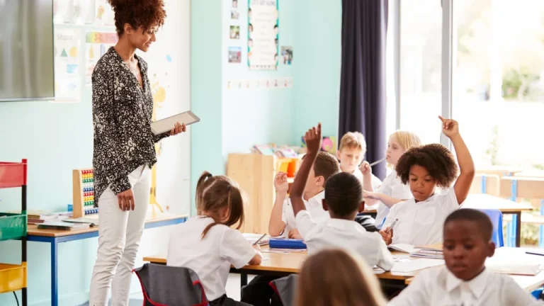 L&rsquo;Invention de l&rsquo;École : Un Voyage à Travers l&rsquo;Histoire