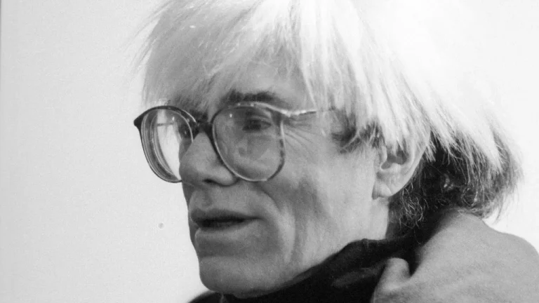 L&rsquo;objet surprenant avec lequel Andy Warhol a été enterré