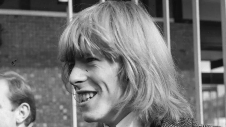 La société fondée par David Bowie pour l&rsquo;acceptation des adolescents longs cheveux