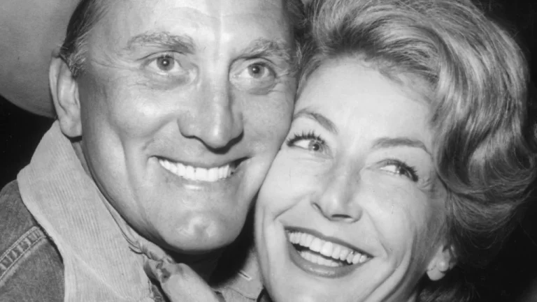Le pressentiment qui a sauvé la vie de Kirk Douglas grâce à sa femme