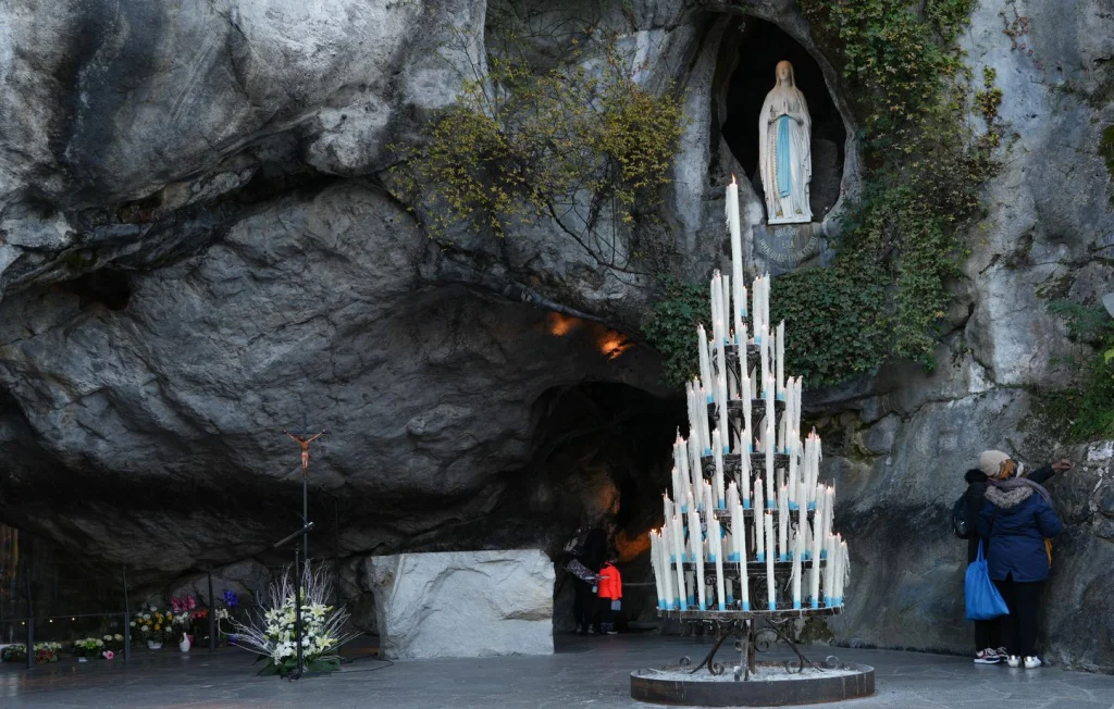 Lourdes : La grotte rouverte après les inondations, un tunnel fermé