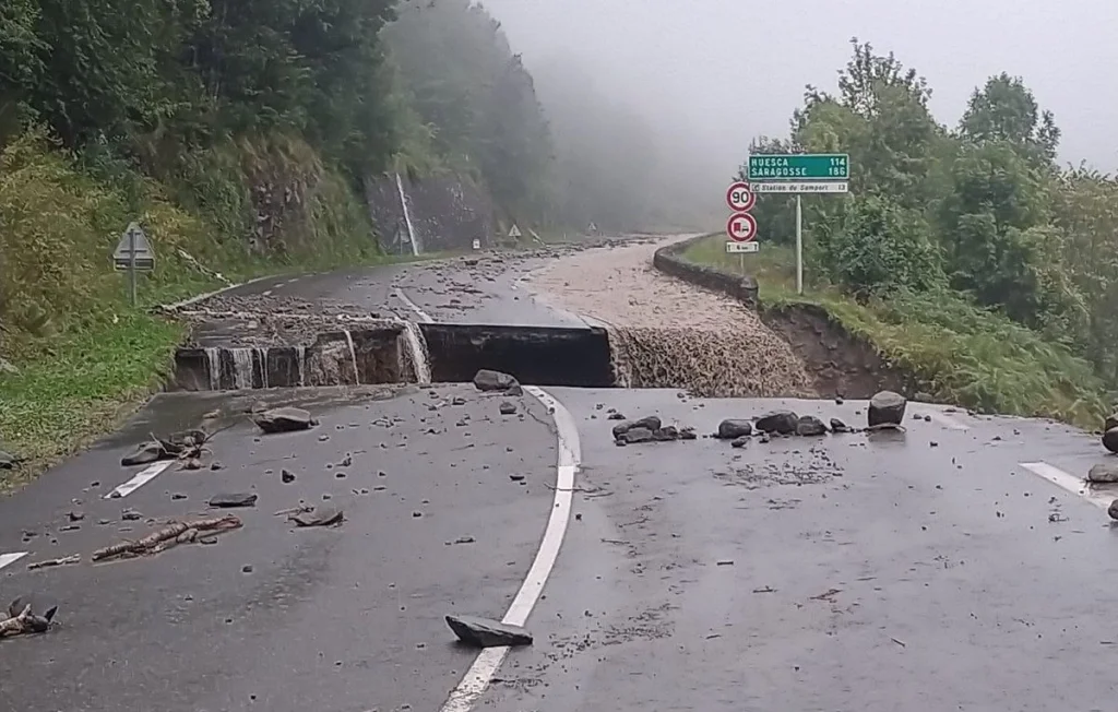Pyrénées-Atlantiques : la RN134 coupée par des pluies diluviennes