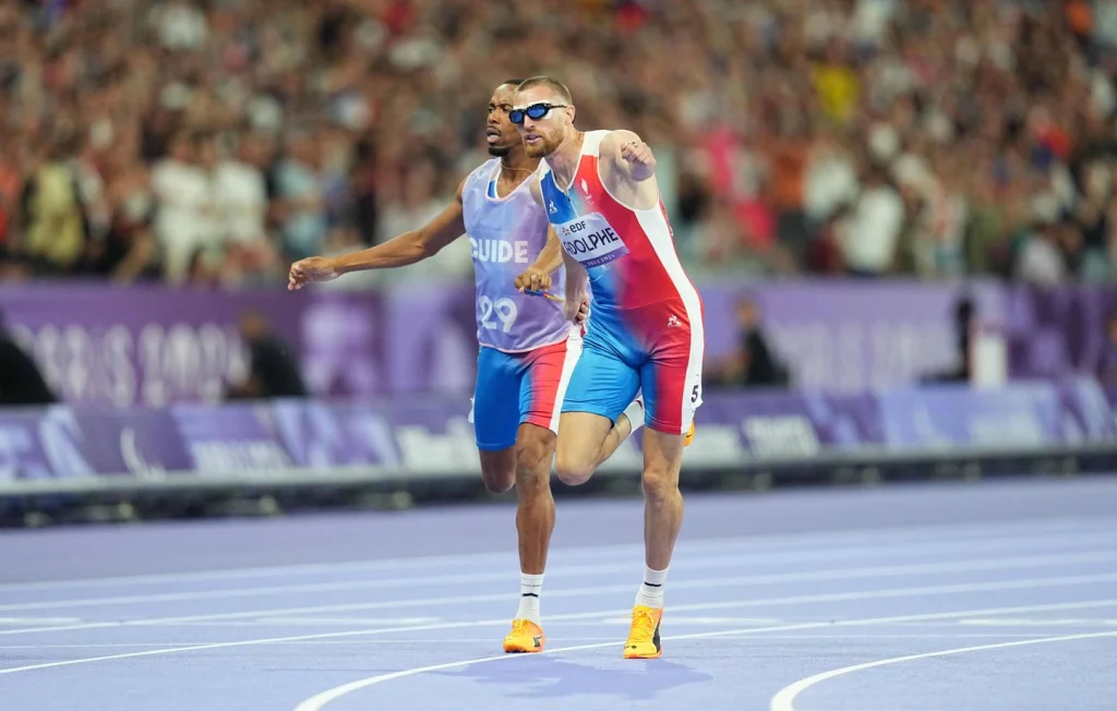 Timothée Adolphe interviewe Nelson Montfort dans une hilarante séquence