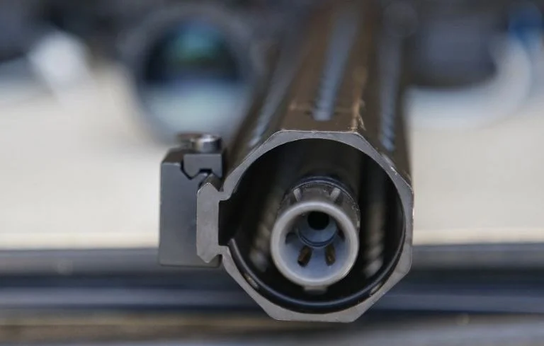 Un artisan condamné après avoir chassé un commercial avec une arme