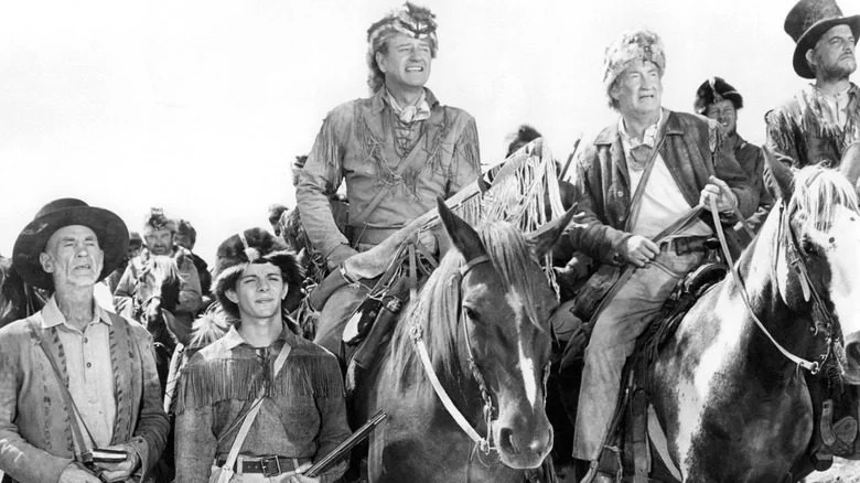 John Wayne (au centre) mène d'autres personnes