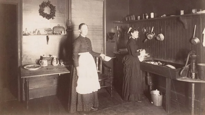 femmes lavant la vaisselle