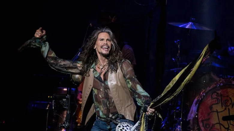 Steven Tyler tenant un micro