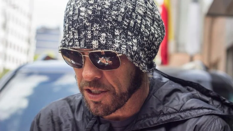 Taylor Hawkins lunettes, chapeau, veste