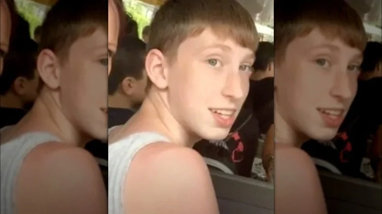 Jimi Patterson souriant en se retournant