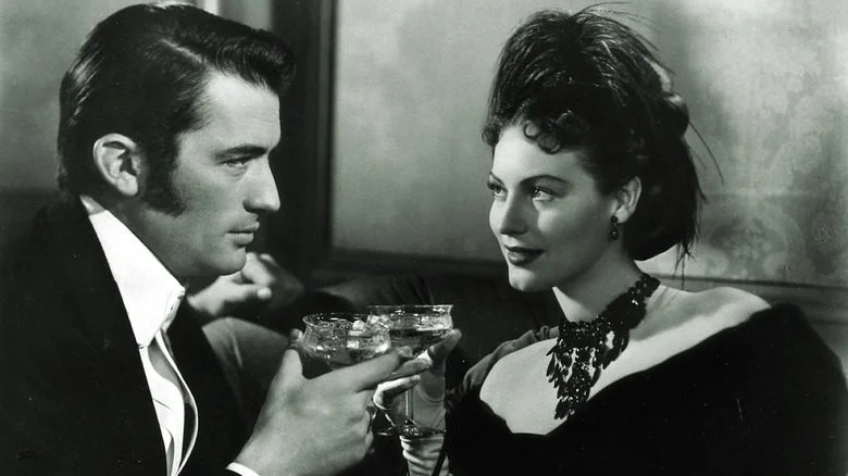Ava Gardner partage un verre avec Gregory Peck
