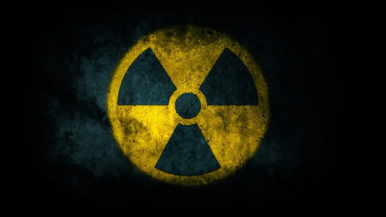 Symbole de radiation sur fond sombre