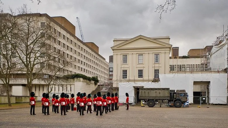 Gardes militaires britanniques alignés près des casernes
