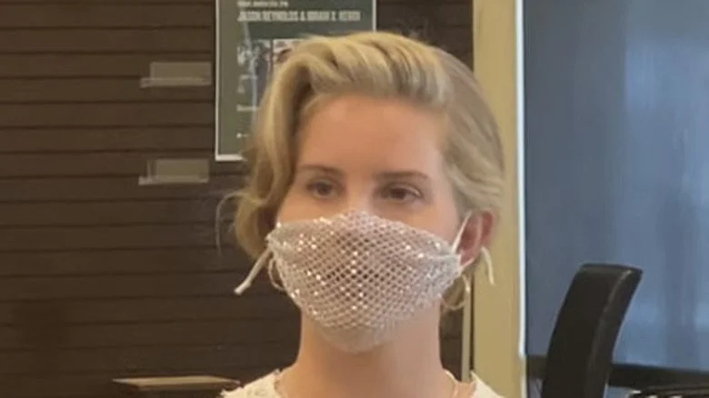 Lana Del Rey avec un masque en filet
