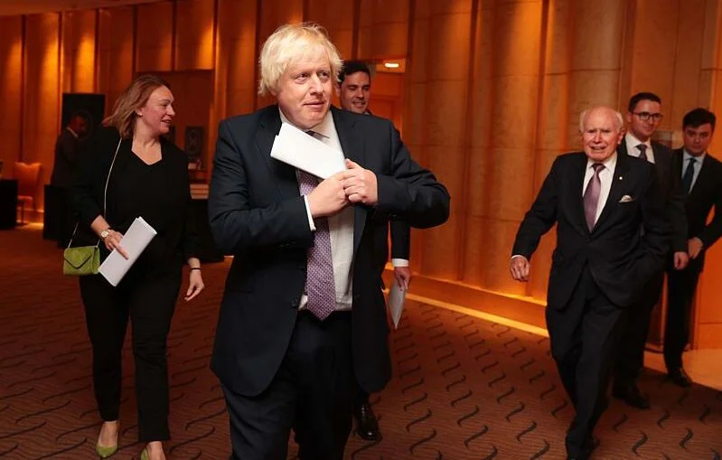 Boris Johnson évoque la mort d'Elizabeth II, Alain-Fabien Delon fête son frère