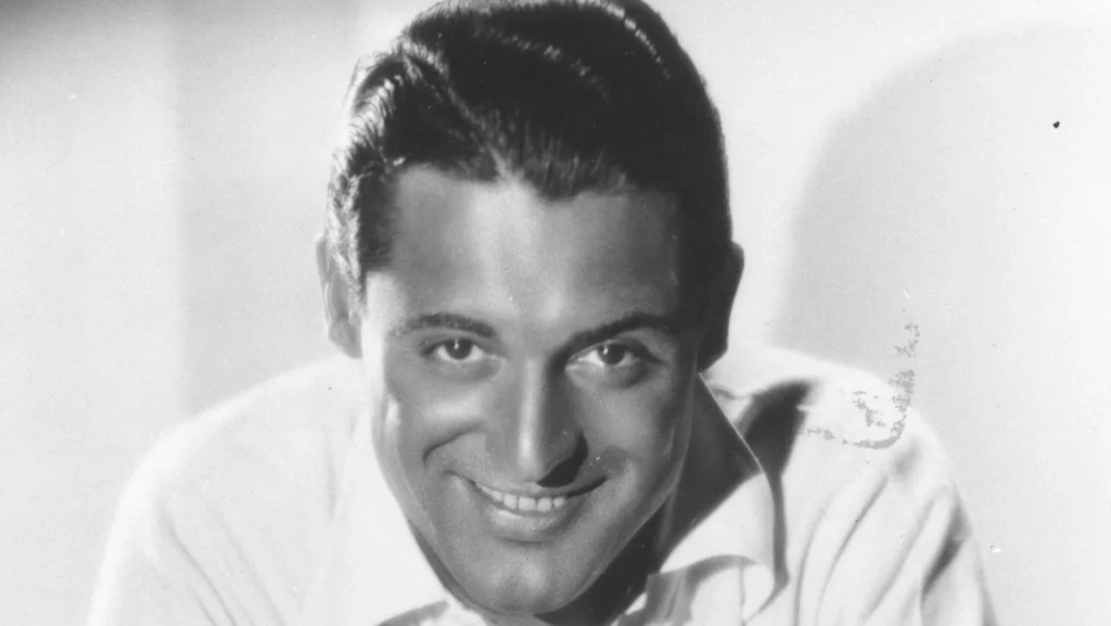 Cary Grant : Pourquoi il coupait les boutons de ses chemises ?