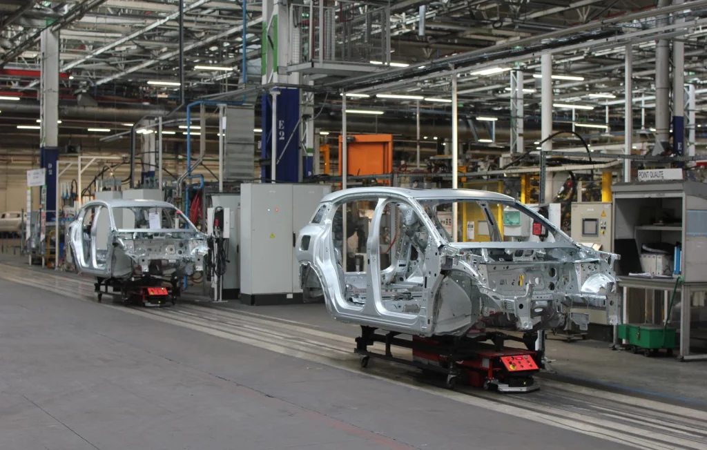 Cinq mises en examen après des vols de 75 voitures à Sochaux